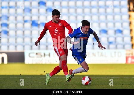 COLCHESTER, GBR. DEZ 5th Callum lang von Wigan kämpft während des FA Cup-Spiels zwischen Colchester United und Wigan Athletic am Sonntag, den 5th. Dezember 2021 im JobServe Community Stadium in Colchester um den Besitz von Cameron Coxe aus Colchester. (Kredit: Ivan Yordanov | MI Nachrichten) Kredit: MI Nachrichten & Sport /Alamy Live Nachrichten Stockfoto