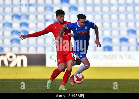 COLCHESTER, GBR. DEZ 5th Callum lang von Wigan kämpft während des FA Cup-Spiels zwischen Colchester United und Wigan Athletic am Sonntag, den 5th. Dezember 2021 im JobServe Community Stadium in Colchester um den Besitz von Cameron Coxe aus Colchester. (Kredit: Ivan Yordanov | MI Nachrichten) Kredit: MI Nachrichten & Sport /Alamy Live Nachrichten Stockfoto