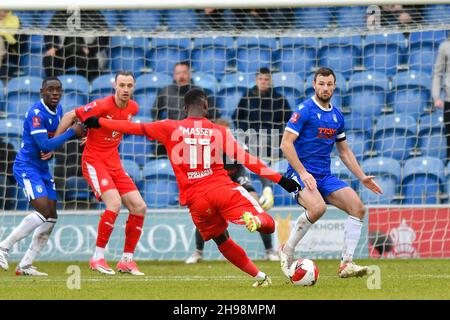 COLCHESTER, GBR. DEZ 5th Gavin Massey von Wigan schießt beim FA Cup-Spiel zwischen Colchester United und Wigan Athletic am Sonntag, 5th. Dezember 2021, im JobServe Community Stadium in Colchester auf das Tor. (Kredit: Ivan Yordanov | MI Nachrichten) Kredit: MI Nachrichten & Sport /Alamy Live Nachrichten Stockfoto