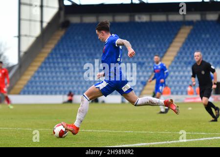 COLCHESTER, GBR. DEZ 5th Cameron Coxe von Colchester schießt beim FA Cup-Spiel zwischen Colchester United und Wigan Athletic am Sonntag, 5th. Dezember 2021, im JobServe Community Stadium in Colchester auf das Tor. (Kredit: Ivan Yordanov | MI Nachrichten) Kredit: MI Nachrichten & Sport /Alamy Live Nachrichten Stockfoto