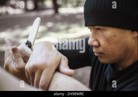 Der Ausbilder von LAMECO Astig Combatives demonstriert die Kampfkünste zur Selbstverteidigung und Entwaffnung. Philippinische Kampfkunst. Ecrima, Kali, Arnis Stockfoto