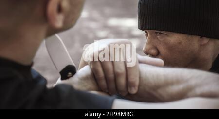 Der Ausbilder von LAMECO Astig Combatives demonstriert die Kampfkünste zur Selbstverteidigung und Entwaffnung. Philippinische Kampfkunst. Ecrima, Kali, Arnis Stockfoto