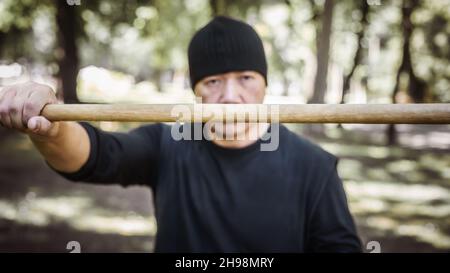 Der LAMECO Astig Combatives-Instruktor demonstriert Techniken und Trainingsmethoden für Einzelstäbchen. Philippinische Kampfkunst. Ecrima, Kali, Arnis Stockfoto