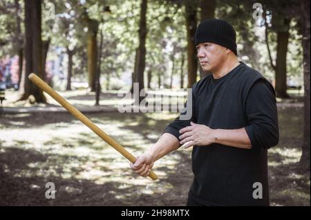 Der LAMECO Astig Combatives-Instruktor demonstriert Techniken und Trainingsmethoden für Einzelstäbchen. Philippinische Kampfkunst. Ecrima, Kali, Arnis Stockfoto