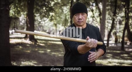 Der LAMECO Astig Combatives-Instruktor demonstriert Techniken und Trainingsmethoden für Einzelstäbchen. Philippinische Kampfkunst. Ecrima, Kali, Arnis Stockfoto