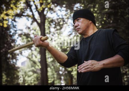 Der LAMECO Astig Combatives-Instruktor demonstriert Techniken und Trainingsmethoden für Einzelstäbchen. Philippinische Kampfkunst. Ecrima, Kali, Arnis Stockfoto