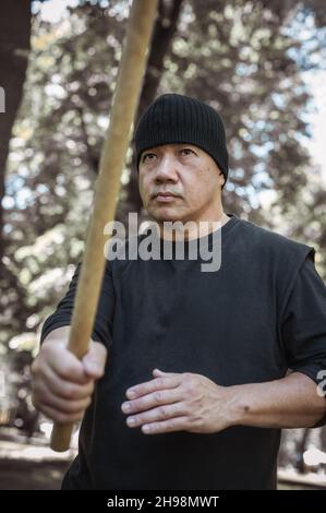 Der LAMECO Astig Combatives-Instruktor demonstriert Techniken und Trainingsmethoden für Einzelstäbchen. Philippinische Kampfkunst. Ecrima, Kali, Arnis Stockfoto