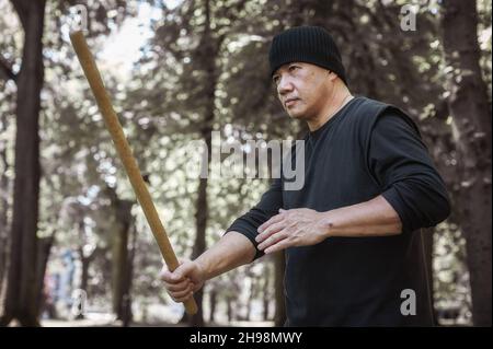 Der LAMECO Astig Combatives-Instruktor demonstriert Techniken und Trainingsmethoden für Einzelstäbchen. Philippinische Kampfkunst. Ecrima, Kali, Arnis Stockfoto