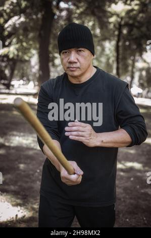 Der LAMECO Astig Combatives-Instruktor demonstriert Techniken und Trainingsmethoden für Einzelstäbchen. Philippinische Kampfkunst. Ecrima, Kali, Arnis Stockfoto