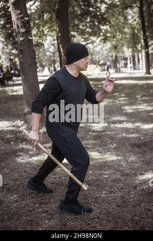 Der LAMECO Astig Combatives-Instruktor demonstriert Techniken und Trainingsmethoden für Einzelstäbchen. Philippinische Kampfkunst. Ecrima, Kali, Arnis Stockfoto