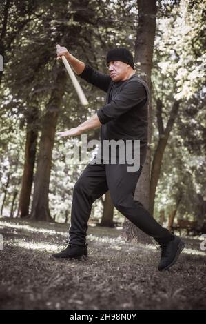 Der LAMECO Astig Combatives-Instruktor demonstriert Techniken und Trainingsmethoden für Einzelstäbchen. Philippinische Kampfkunst. Ecrima, Kali, Arnis Stockfoto