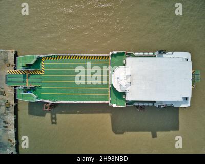 Leere Autofähre . Drone von oben geschossen Stockfoto