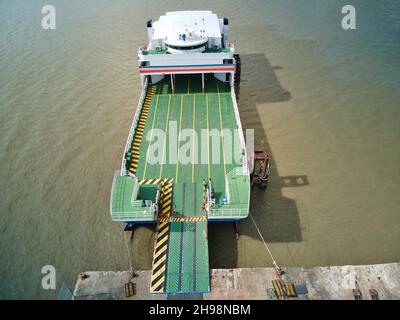 Leere Autofähre wartet auf das Auto, das an Bord geht. Drohne hinten geschossen Stockfoto