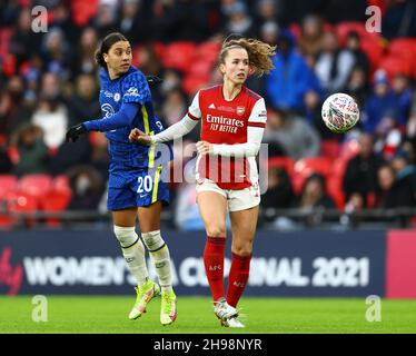 London, Großbritannien. 5th Dez 2021. Sam Kerr von Chelsea geht trotz Lia Walti von Arsenal beim FA-Cup-Spiel der Frauen im Wembley Stadium, London, ins Tor. Bildnachweis sollte lauten: David Klein/Sportimage Kredit: Sportimage/Alamy Live News Stockfoto