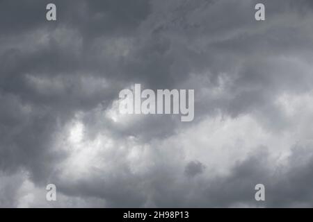 Dunkelgraue Wolken am Himmel Stockfoto