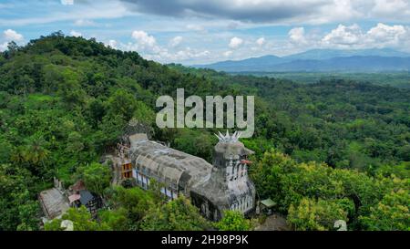 Luftaufnahme der Chiken Kirche, einem einzigartigen Gebäude auf dem Hügel von Rhema, Magelang Yogyakarta. Bukit Rhema. Magelang, Indonesien, 6. Dezember 2021 Stockfoto