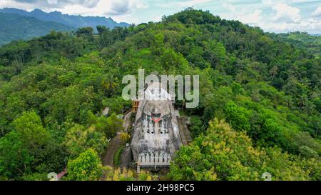 Luftaufnahme der Chiken Kirche, einem einzigartigen Gebäude auf dem Hügel von Rhema, Magelang Yogyakarta. Bukit Rhema. Magelang, Indonesien, 6. Dezember 2021 Stockfoto