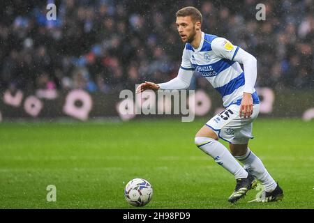 Sam-Feld (QPR-Nr. 15 ) auf dem Ball während des Sky Bet Championship-Spiels zwischen Queens Park Rangers und Stoke City im Loftus Road Stadium, London, England am 5. Dezember 2021. Foto von Karl Newton/Prime Media Images. Quelle: Prime Media Images/Alamy Live News Stockfoto