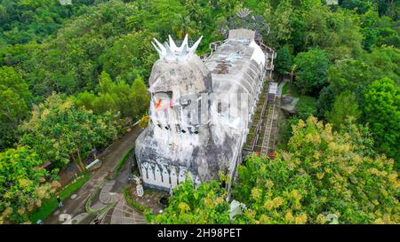 Luftaufnahme der Chiken Kirche, einem einzigartigen Gebäude auf dem Hügel von Rhema, Magelang Yogyakarta. Bukit Rhema. Magelang, Indonesien, 6. Dezember 2021 Stockfoto