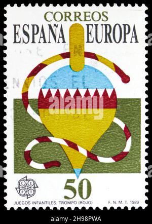 MOSKAU, RUSSLAND - 7. NOVEMBER 2021: In Spanien gedruckte Briefmarke zeigt Spinning Top, Kinderspielzeug, Europa (C.E.P.T.) 1989 - Kinderspiele Serie, Stockfoto