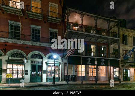 Das Apothekenmuseum und das St. Helene Hotel bei Nacht im French Quarter, New Orleans Stockfoto