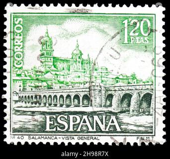 MOSKAU, RUSSLAND - 7. NOVEMBER 2021: Briefmarke gedruckt in Spanien zeigt Gesamtansicht Salamanca, Tourismus Serie, um 1968 Stockfoto