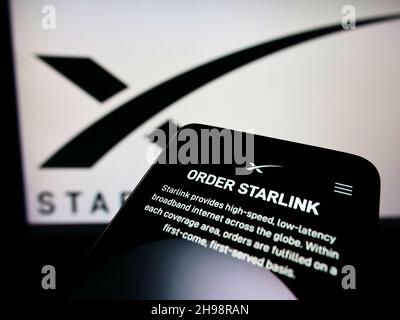 Handy mit Website der amerikanischen Satelliten-Internet-Firma Starlink (SpaceX) auf dem Bildschirm vor dem Logo. Konzentrieren Sie sich auf die obere linke Seite des Telefondisplays. Stockfoto