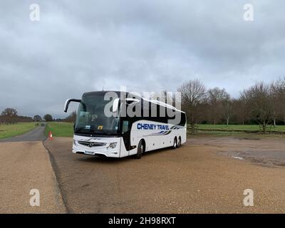 Roter Doppeldeckerbus an der Stowe School und Landschaftsgärten in Northamptonshire, Großbritannien Stockfoto