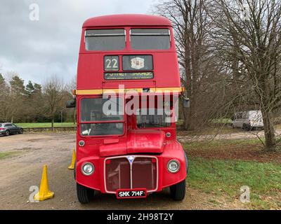 Roter Doppeldeckerbus an der Stowe School und Landschaftsgärten Northamptonshire UK alter Londoner Busservice geparkter Straßenpoller Urlaubsbus Stockfoto