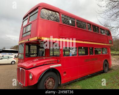 Roter Doppeldeckerbus an der Stowe School und Landschaftsgärten in Northamptonshire, Großbritannien Stockfoto