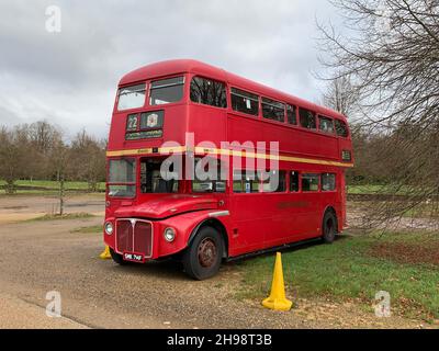 Roter Doppeldeckerbus an der Stowe School und Landschaftsgärten in Northamptonshire, Großbritannien Stockfoto