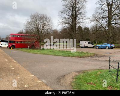 Roter Doppeldeckerbus an der Stowe School und Landschaftsgärten in Northamptonshire, Großbritannien Stockfoto