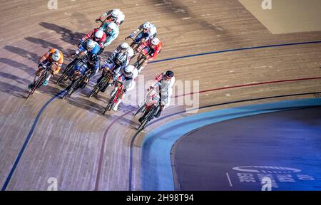 London, Großbritannien. 04th Dez 2021. Das Rubbelrennen der Männer beim UCI Track Champions League-Lauf 4 im Lee Valley Velodrome, London, England am 4. Dezember 2021. Foto von Phil Hutchinson. Nur zur redaktionellen Verwendung, Lizenz für kommerzielle Nutzung erforderlich. Keine Verwendung bei Wetten, Spielen oder Veröffentlichungen einzelner Clubs/Vereine/Spieler. Kredit: UK Sports Pics Ltd/Alamy Live Nachrichten Stockfoto