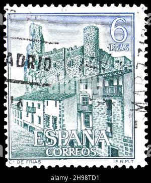 MOSKAU, RUSSLAND - 7. NOVEMBER 2021: Die in Spanien gedruckte Briefmarke zeigt FRIAS Castle, Burgos, Castles Serie, um 1968 Stockfoto