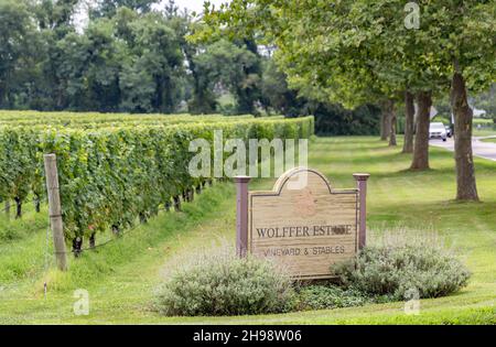 Schild für Weingut Wolffer und Ställe Stockfoto