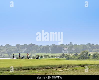 Junge Männer spielen Gold im Maidstone Club, East Hampton, NY Stockfoto