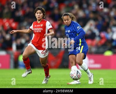 London, Großbritannien. 5th Dez 2021. Mana Iwabuchi aus Arsenal und Drew Spence aus Chelsea während des FA-Cup-Spiels der Frauen im Wembley Stadium, London. Bildnachweis sollte lauten: David Klein/Sportimage Kredit: Sportimage/Alamy Live News Stockfoto