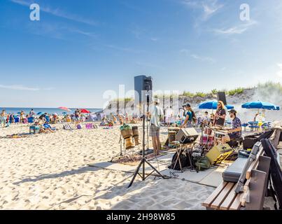 Eine Live-Band, die vor einer Gruppe von Strandbesuchern am Coopers Beach, Southampton, NY, spielt Stockfoto