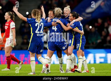 Chelsea-Spieler feiern nach dem Finale des Vitality Women's FA Cup im Wembley Stadium, London. Bilddatum: Sonntag, 5. Dezember 2021. Stockfoto