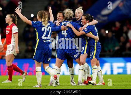 Chelsea-Spieler feiern nach dem Finale des Vitality Women's FA Cup im Wembley Stadium, London. Bilddatum: Sonntag, 5. Dezember 2021. Stockfoto