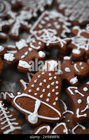 Weihnachtsbonbons. Schöne handgedekorierte traditionelle tschechische Weihnachten Lebkuchen mit Glasur. Stockfoto