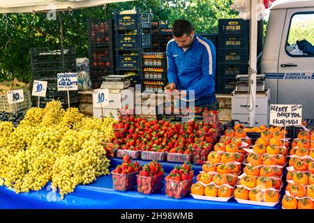 Kemer, Türkei - 08. November 2021: Obsthändler auf einem lokalen Basar Stockfoto