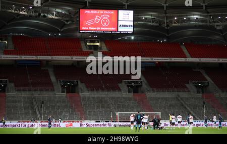 Stuttgart, Deutschland. 05th Dez 2021. Fußball, Bundesliga, VfB Stuttgart - Hertha BSC, Matchday 14 in der Mercedes-Benz Arena. Blick auf leere Plätze im Stadion. „Keine Chance für Werfer!“ Steht auf dem Anzeiger. WICHTIGER HINWEIS: Gemäß den Bestimmungen der DFL Deutsche Fußball Liga und des DFB Deutscher Fußball-Bund ist es untersagt, im Stadion und/oder vom Spiel aufgenommene Fotos in Form von Sequenzbildern und/oder videoähnlichen Fotoserien zu verwenden oder zu verwenden. Quelle: Tom Weller/dpa/Alamy Live News Stockfoto