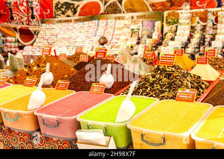 Kemer, Türkei - 08. November 2021: Bunte Gewürze und Früchtetees auf einem lokalen Basar Stockfoto