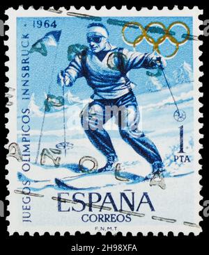 MOSKAU, RUSSLAND - 7. NOVEMBER 2021: In Spanien gedruckte Briefmarke zeigt Slalom, Olympische Spiele 1964 - Tokyo und Innsbruck Serie, um 1964 Stockfoto