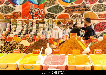 Kemer, Türkei - 08. November 2021: Bunte Gewürze, Händler und Einkäufer auf einem lokalen Basar Stockfoto