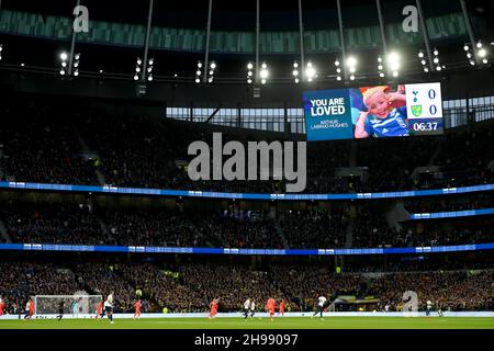 5th. Dezember 2021; Tottenham Hotspur Stadium. Tottenham, London, England; Premier League Football, Tottenham gegen Norwich: Die Fans applaudieren im Gedenken an Arthur Labinjo-Hughes Stockfoto