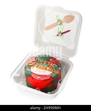Kunststoff-Lunchbox mit leckeren Weihnachts-Bento-Kuchen auf weißem Hintergrund Stockfoto
