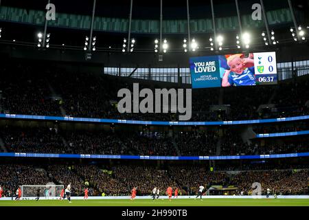 5th. Dezember 2021; Tottenham Hotspur Stadium. Tottenham, London, England; Premier League Football, Tottenham gegen Norwich: Die Fans applaudieren im Gedenken an Arthur Labinjo-Hughes Stockfoto