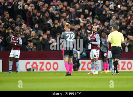 Die Spieler zollen Arthur Labinjo-Hughes mit einem Applaus in der sechsten Minute während des Spiels der Premier League in Villa Park, Birmingham, Tribut. Bilddatum: Sonntag, 5. Dezember 2021. Stockfoto